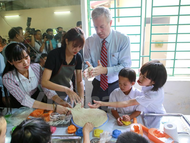 L’ambassadeur américain offre des cadeaux aux victimes de l’agent orange ảnh 1 L’ambassadeur américain offre des cadeaux aux victimes de l’agent orange ảnh 1