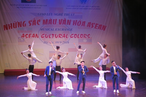 ASEAN : des chants et des danses présentés à Hanoï ảnh 2