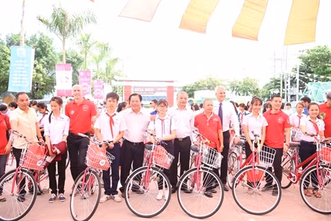 Plus de 2.600 bicyclettes offertes à des enfants démunis ảnh 1