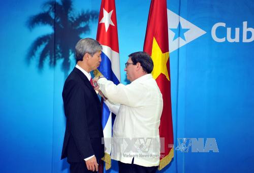 L'ambassadeur vietnamien à Cuba à l'honneur ảnh 1 L'ambassadeur vietnamien à Cuba à l'honneur ảnh 1