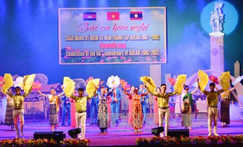 Resserrer l’amitié et la solidarité entre le Vietnam, le Laos et le Cambodge ảnh 1 Resserrer l’amitié et la solidarité entre le Vietnam, le Laos et le Cambodge ảnh 1
