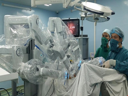 Binh Dan devient le premier hôpital vietnamien à robotiser l’intervention chirurgicale ảnh 1 Binh Dan devient le premier hôpital vietnamien à robotiser l’intervention chirurgicale ảnh 1