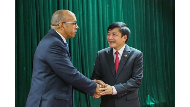 Le président de la Confédération du Travail du Vietnam reçoit l’ambassadeur de Cuba au Vietnam ảnh 1 Le président de la Confédération du Travail du Vietnam reçoit l’ambassadeur de Cuba au Vietnam ảnh 1