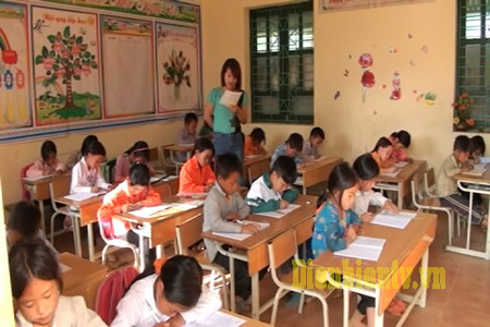 Education : 4,3 milliards de dongs d’assistance aux enfants ethniques de Dien Bien ảnh 1