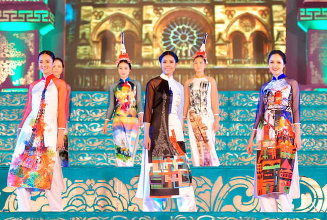 Bientôt la fête de l'ao dai au Temple de la Littérature Van Miêu-Quôc Tu Giam ảnh 1 Bientôt la fête de l'ao dai au Temple de la Littérature Van Miêu-Quôc Tu Giam ảnh 1