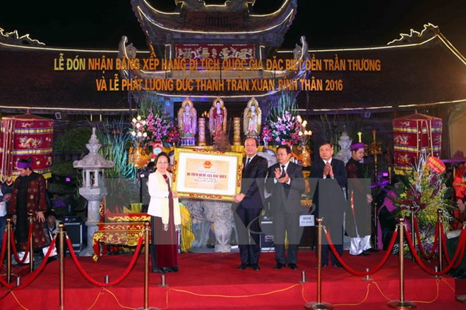 La vice-présidente remet le certificat couronnant le temple Trân Thuong ảnh 1 La vice-présidente remet le certificat couronnant le temple Trân Thuong ảnh 1