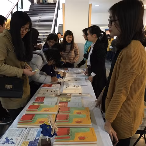 Échanges entre poètes francophones et vietnamiens à Hanoi ảnh 2 Échanges entre poètes francophones et vietnamiens à Hanoi ảnh 2