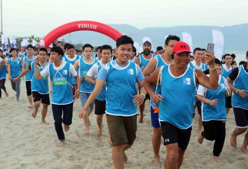 Près de 5.000 participants à la 2e course à pieds nus le long de la mer à Dà Nang ảnh 1 Près de 5.000 participants à la 2e course à pieds nus le long de la mer à Dà Nang ảnh 1