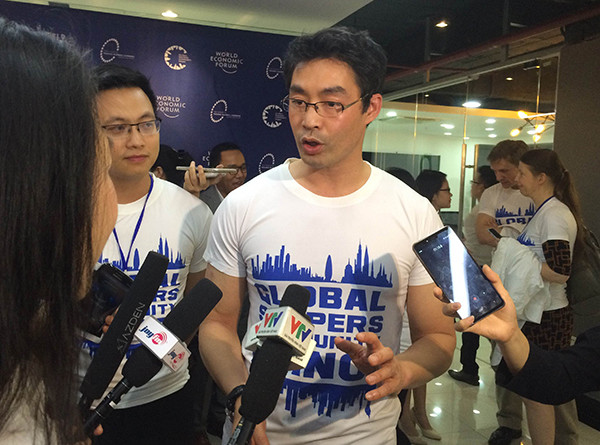 Echange entre le directeur exécutif du WEF et de jeunes vietnamiens ảnh 1 Echange entre le directeur exécutif du WEF et de jeunes vietnamiens ảnh 1