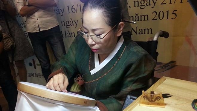  Présentation de broderies d'artisans sud-coréens au Vietnam ảnh 1