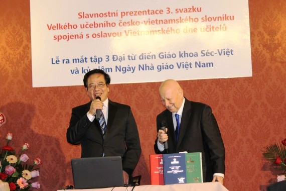 Publication du 3e volume du grand dictionnaire tchèque-vietnamien ảnh 1 Publication du 3e volume du grand dictionnaire tchèque-vietnamien ảnh 1