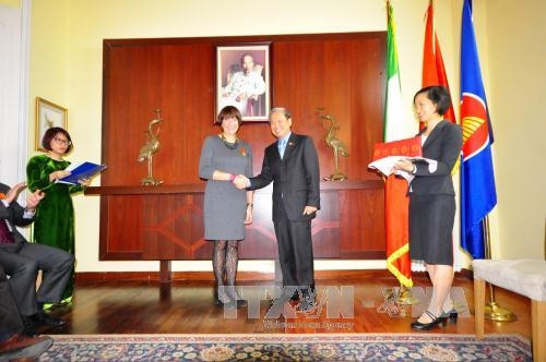 Remise des Ordres d’amitié aux amis italiens ảnh 1 Remise des Ordres d’amitié aux amis italiens ảnh 1