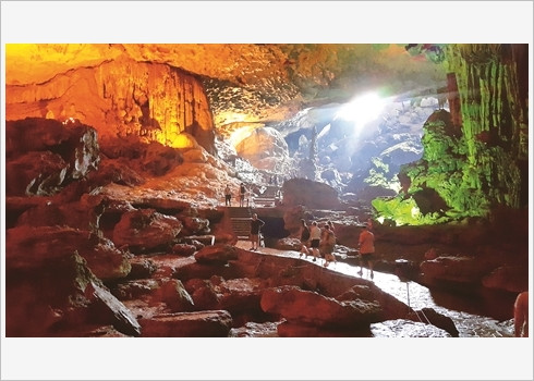 Baie de Ha Long, des îles karstiques aux grottes ảnh 1