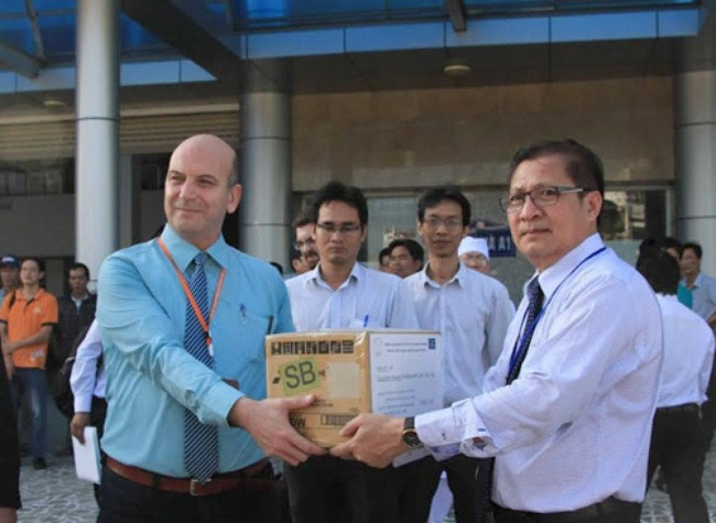 La France offre des équipements à l’hôpital général de Can Tho ảnh 1