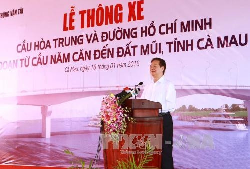 Ouverture au trafic du pont Hoà Trung et d'un tronçon de la route Ho Chi Minh ảnh 1 Ouverture au trafic du pont Hoà Trung et d'un tronçon de la route Ho Chi Minh ảnh 1