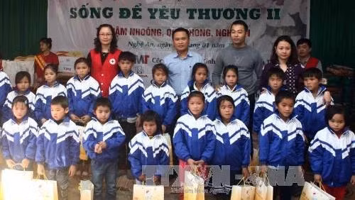 Aides pour les pauvres au seuil du Nouvel An traditionnel ảnh 1