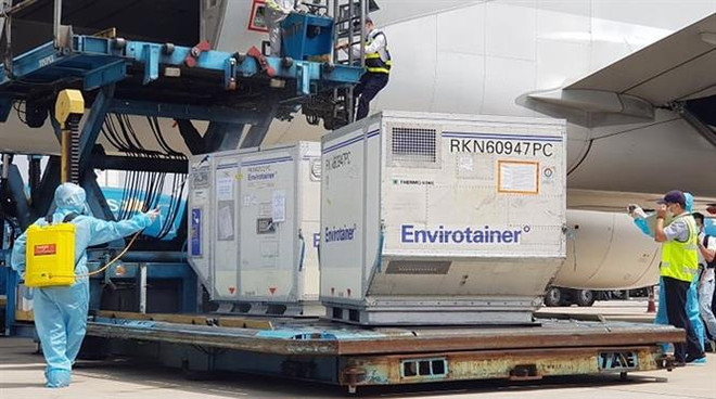 COVID-19 : le premier lot de vaccin AstraZeneca arrive au Vietnam ảnh 1 COVID-19 : le premier lot de vaccin AstraZeneca arrive au Vietnam ảnh 1