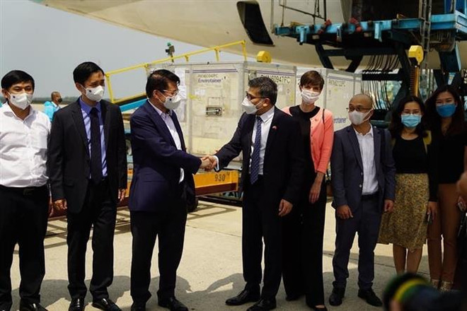 COVID-19 : le premier lot de vaccin AstraZeneca arrive au Vietnam ảnh 2 COVID-19 : le premier lot de vaccin AstraZeneca arrive au Vietnam ảnh 2