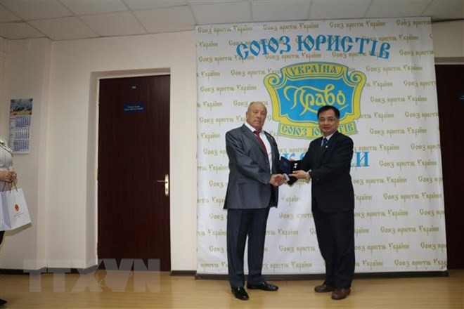 L’Ordre de l'Etat de droit et de la justice à l’ambassadeur du Vietnam en Ukraine ảnh 1 L’Ordre de l'Etat de droit et de la justice à l’ambassadeur du Vietnam en Ukraine ảnh 1