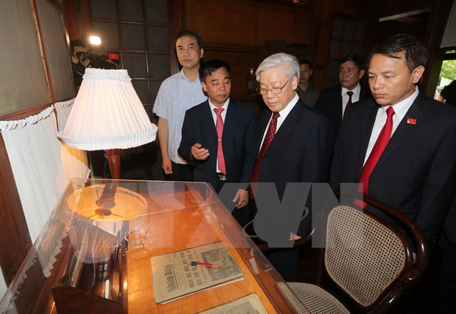 Le Secrétaire général du PCV Nguyen Phu Trong offre de l’encens au Président Hô Chi Minh ảnh 2 Le Secrétaire général du PCV Nguyen Phu Trong offre de l’encens au Président Hô Chi Minh ảnh 2