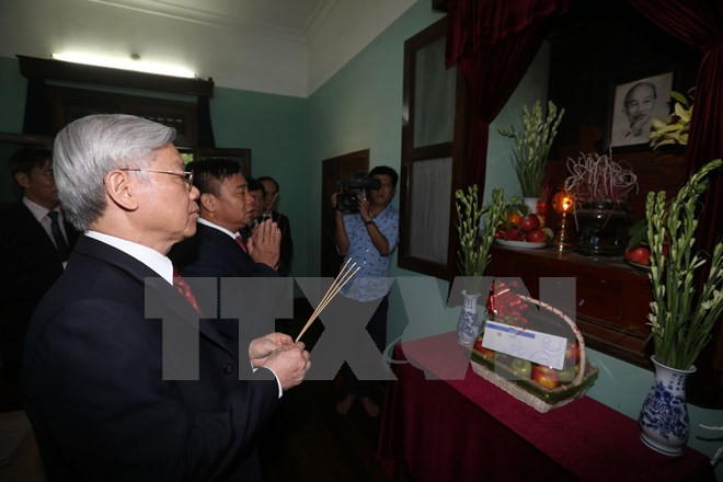 Le Secrétaire général du PCV Nguyen Phu Trong offre de l’encens au Président Hô Chi Minh ảnh 1 Le Secrétaire général du PCV Nguyen Phu Trong offre de l’encens au Président Hô Chi Minh ảnh 1