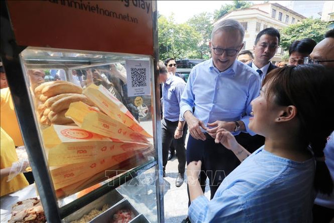 Le Premier ministre australien boit de la bière et déguste le «bánh mì» ảnh 3 Le Premier ministre australien boit de la bière et déguste le «bánh mì» ảnh 3