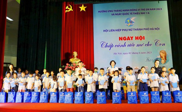 Une fête pour des enfants orphelins de Hanoi ảnh 1 Une fête pour des enfants orphelins de Hanoi ảnh 1