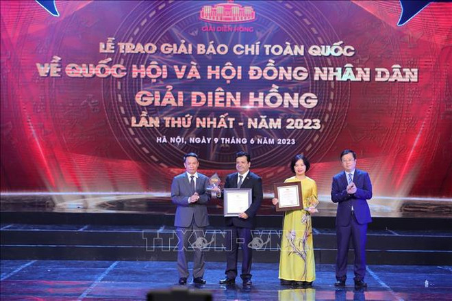 Remise des Prix nationaux de la presse pour l’AN et les Conseils populaires 2023 ảnh 1 Remise des Prix nationaux de la presse pour l’AN et les Conseils populaires 2023 ảnh 1