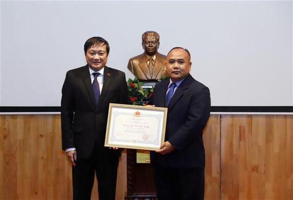 Le Vietnam remet l'Ordre de l'Amitié au musée Kaysone Phomvihane ảnh 1 Le Vietnam remet l'Ordre de l'Amitié au musée Kaysone Phomvihane ảnh 1