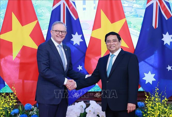 Les PM vietnamien et australien assistent à la signature d'accords de coopération ảnh 2