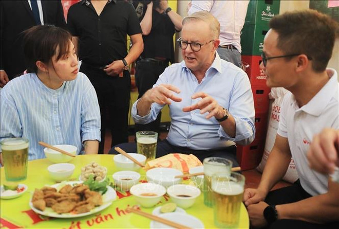 Le Premier ministre australien boit de la bière et déguste le «bánh mì» ảnh 7 Le Premier ministre australien boit de la bière et déguste le «bánh mì» ảnh 7