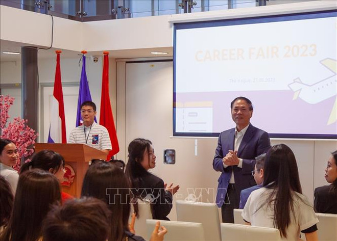 Des étudiants vietnamiens aux Pays-Bas organisent un salon de l'emploi ảnh 2 Des étudiants vietnamiens aux Pays-Bas organisent un salon de l'emploi ảnh 2