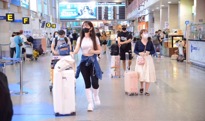 L'aéroport de Tan Son Nhat prévoit de servir près de 24 millions de passagers cet été ảnh 2