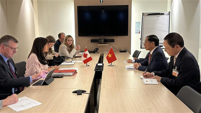 Le ministre vietnamien des AE rencontre des responsables du Brésil, de la France, de la CE et du Canada à Paris ảnh 4 Le ministre vietnamien des AE rencontre des responsables du Brésil, de la France, de la CE et du Canada à Paris ảnh 4