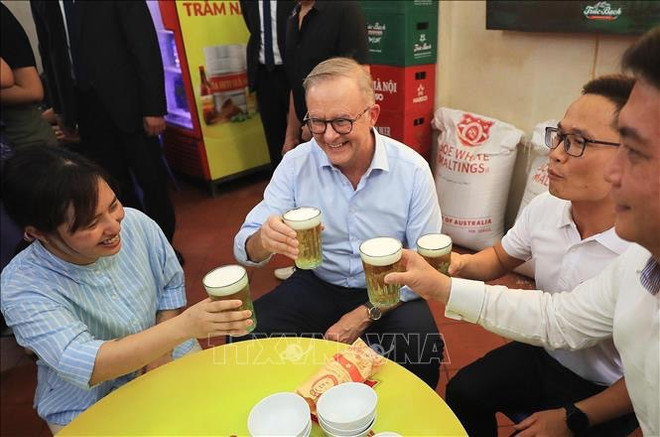 Le Premier ministre australien boit de la bière et déguste le «bánh mì» ảnh 4 Le Premier ministre australien boit de la bière et déguste le «bánh mì» ảnh 4
