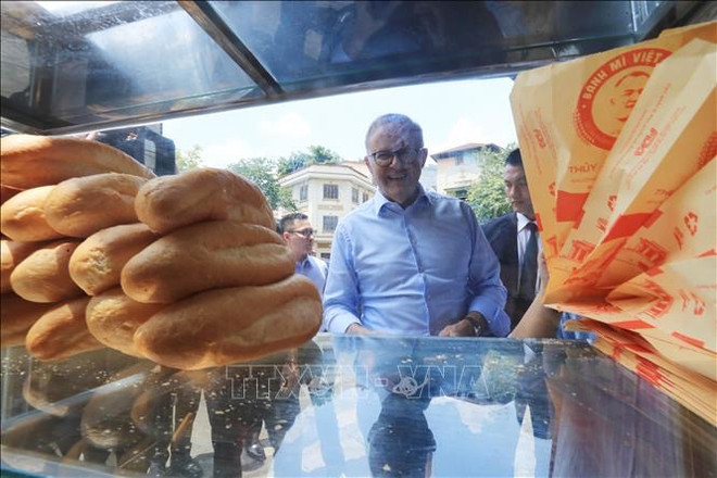 Le Premier ministre australien boit de la bière et déguste le «bánh mì» ảnh 5 Le Premier ministre australien boit de la bière et déguste le «bánh mì» ảnh 5