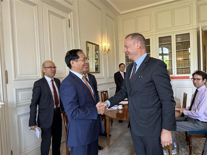 Le ministre vietnamien des AE rencontre des responsables du Brésil, de la France, de la CE et du Canada à Paris ảnh 2 Le ministre vietnamien des AE rencontre des responsables du Brésil, de la France, de la CE et du Canada à Paris ảnh 2