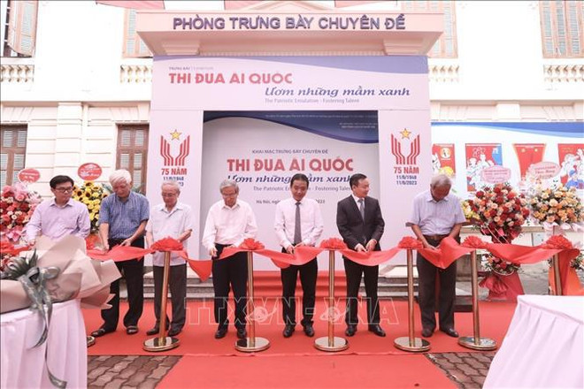 Ouverture de l'exposition thématique sur l'émulation patriotique à Hanoï ảnh 1 Ouverture de l'exposition thématique sur l'émulation patriotique à Hanoï ảnh 1