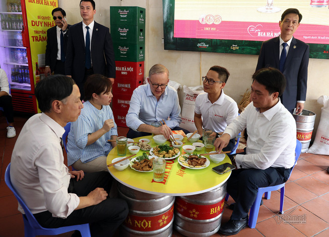 Le Premier ministre australien boit de la bière et déguste le «bánh mì» ảnh 8 Le Premier ministre australien boit de la bière et déguste le «bánh mì» ảnh 8