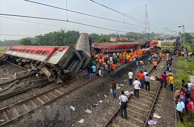 Des dirigeants vietnamiens adressent leurs condoléances à l'Inde pour un accident de train mortel ảnh 1 Des dirigeants vietnamiens adressent leurs condoléances à l'Inde pour un accident de train mortel ảnh 1