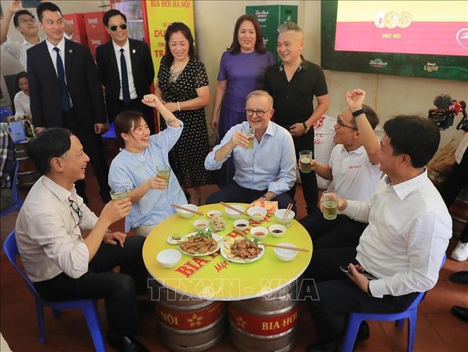 Le Premier ministre australien boit de la bière et déguste le «bánh mì» ảnh 2 Le Premier ministre australien boit de la bière et déguste le «bánh mì» ảnh 2