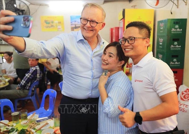 Le Premier ministre australien boit de la bière et déguste le «bánh mì» ảnh 1 Le Premier ministre australien boit de la bière et déguste le «bánh mì» ảnh 1