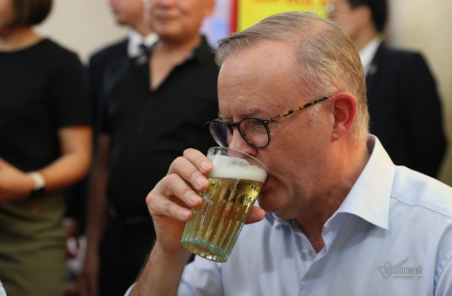 Le Premier ministre australien boit de la bière et déguste le «bánh mì» ảnh 9 Le Premier ministre australien boit de la bière et déguste le «bánh mì» ảnh 9