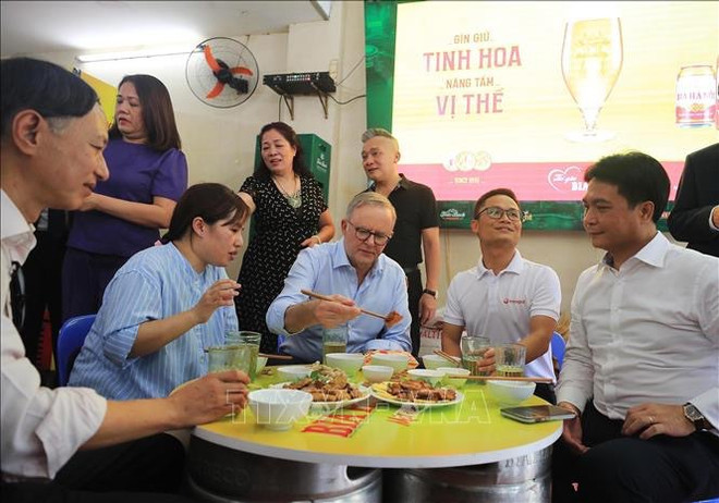 Le Premier ministre australien boit de la bière et déguste le «bánh mì» ảnh 6 Le Premier ministre australien boit de la bière et déguste le «bánh mì» ảnh 6