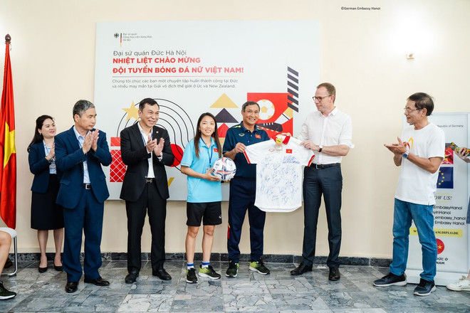 Rencontre entre l'équipe vietnamienne de football féminin et l'ambassade d'Allemagne ảnh 1 Rencontre entre l'équipe vietnamienne de football féminin et l'ambassade d'Allemagne ảnh 1