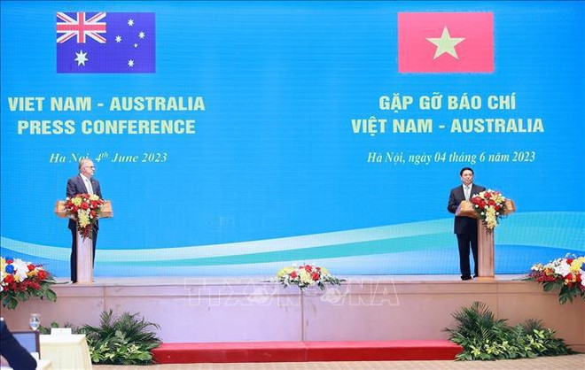 Les PM vietnamien et australien assistent à la signature d'accords de coopération ảnh 1