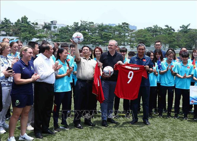 Les PM se joignent à des échanges avec des footballeuses du Vietnam et d'Australie ảnh 1 Les PM se joignent à des échanges avec des footballeuses du Vietnam et d'Australie ảnh 1