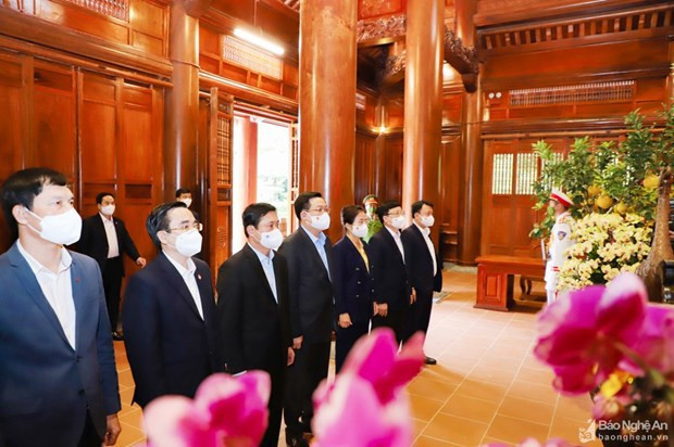 Le président de l’Assemblée nationale salue la mémoire du président Hô Chi Minh ảnh 1 Le président de l’Assemblée nationale salue la mémoire du président Hô Chi Minh ảnh 1