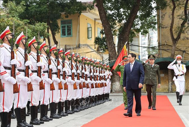 Le PM rend visite aux forces de sécurité publique avant la fête du Têt ảnh 1 Le PM rend visite aux forces de sécurité publique avant la fête du Têt ảnh 1