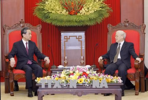 Le Vietnam prend en haute considération les relations avec la Chine ảnh 1